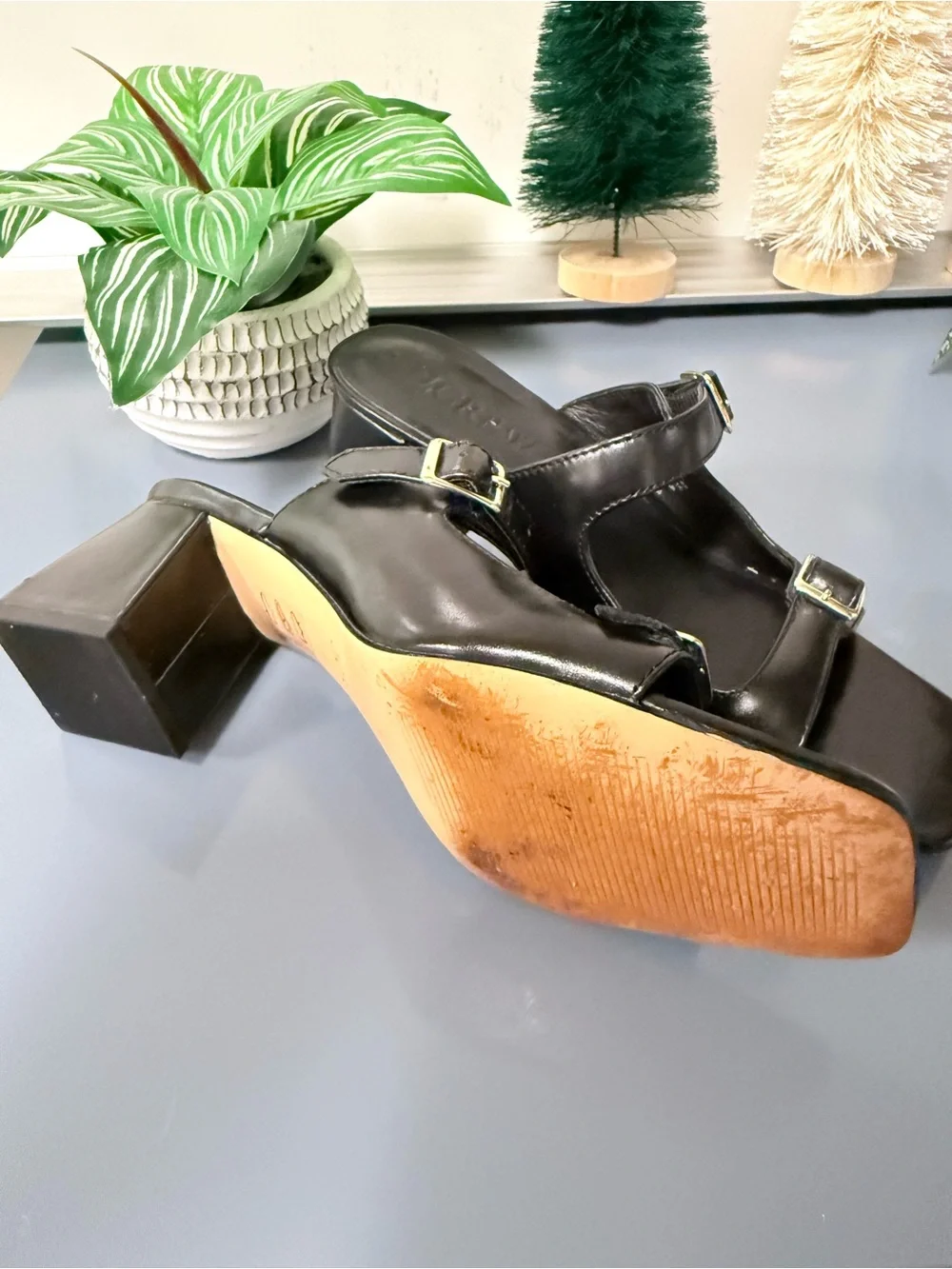 Layne buckle sandals in leather
